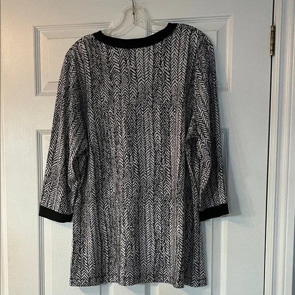 Sold - Alia Monochrome Zigzag Top - Picture 3 of 3